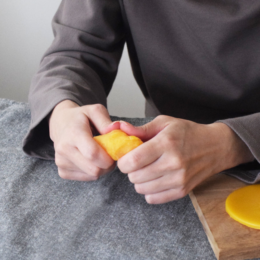 【ハチ蜜の森キャンドル】蜜ろうキャンドル　ねんど式手作りキット（濃い色Ａタイプ）